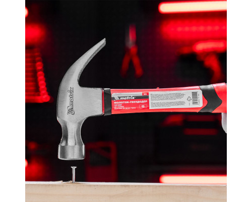 Молоток-гвоздодер, 450 г, боек c магнитом, фибергласовая обрезиненная рукоятка Matrix